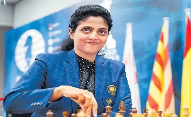 Harika Dronavalli ends the day-1 in top 2 position - Sakshi