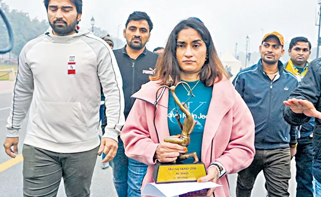 Indian female star wrestler left the awards - Sakshi