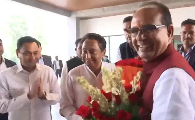Madhya Pradesh Kamal Nath meets CM Shivraj Singh Chouhan - Sakshi