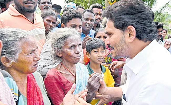 CM Jagan Consoles Victims Of Cyclone Affected Areas - Sakshi