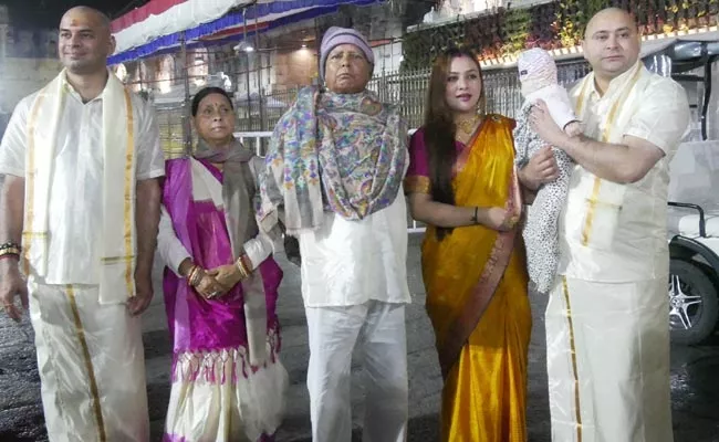 Lalu Prasad Yadav Family Offer Prayers To Lord Tirumala Balaji - Sakshi