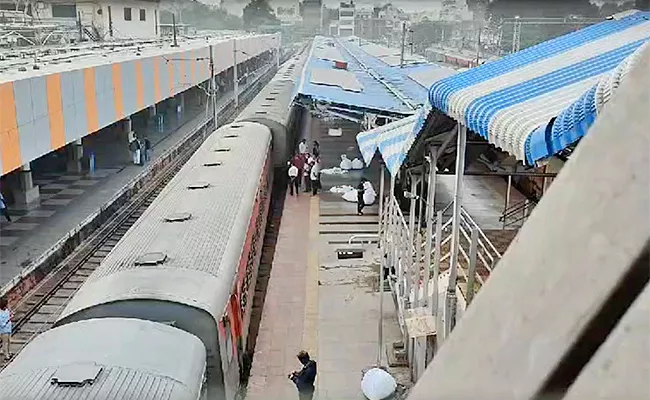 Charminar Express Accident At Nampally Railway Station - Sakshi