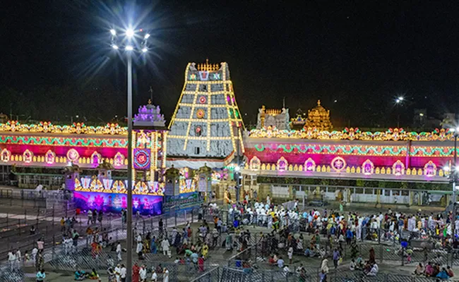 Rush Of Devotees In Tirumala Continues - Sakshi