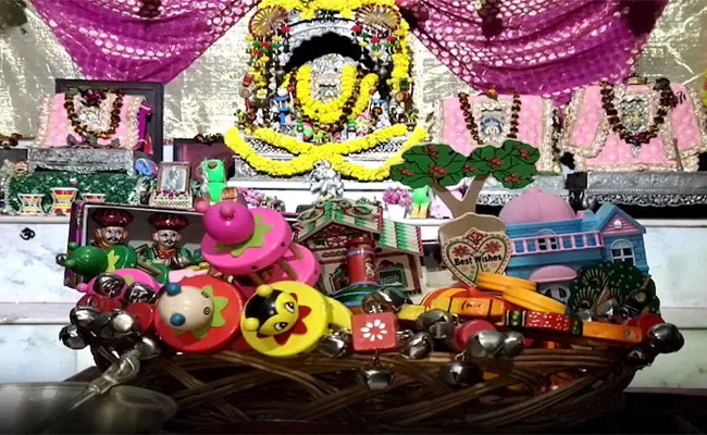 Lord Ramlala to Play with Varanasi Toys - Sakshi