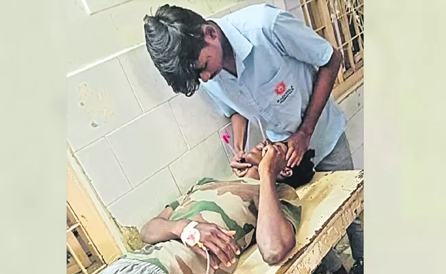 volunteer who saved young man life: Andhra Pradesh - Sakshi