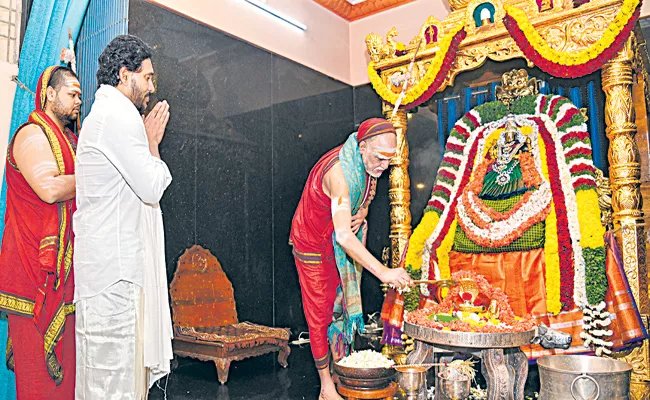 CM YS Jagan participated in Purnahuti at Visakha Srisarada Peetham - Sakshi