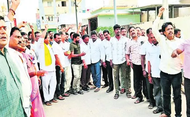 Anakapalli leaders fire on chandrababu naidu - Sakshi