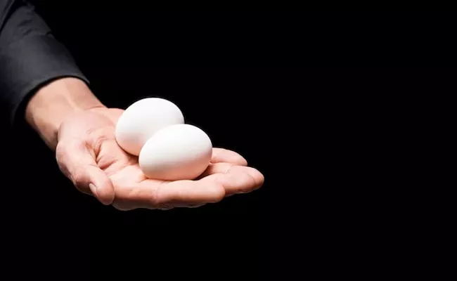 Bengaluru woman loses Rs 48,000 after buy 4 dozen eggs for Rs 49 - Sakshi