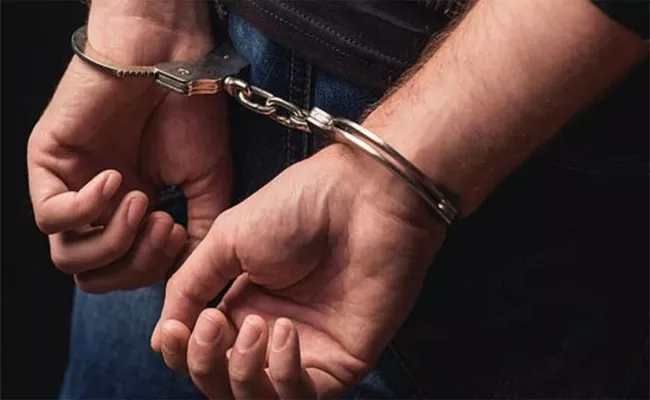Police Nabbed 5 for Stealing Padma Bhushan Award - Sakshi