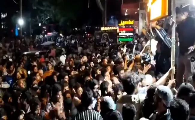 free haleem effect: heavy crowd gathered restaurant In malakpet - Sakshi