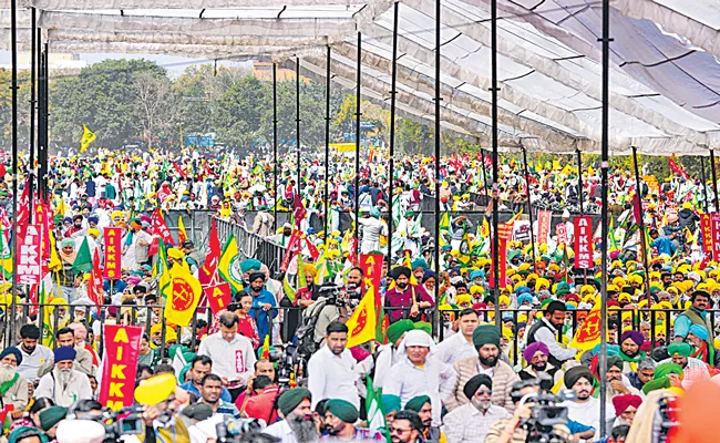 Farmers movement: Farmers raise slogans against Centre from Delhi Ramlila Maidan - Sakshi