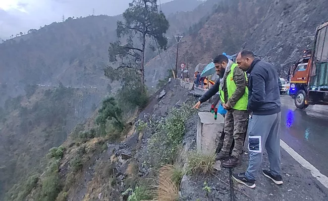 10 killed as taxi rolls down gorge at Ramban on Jammu Kashmir - Sakshi