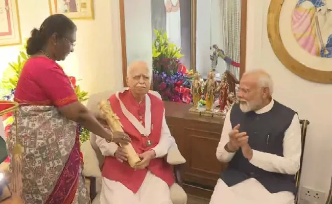 President Droupadi Murmu Present Bharat Ratna To LK Advani - Sakshi