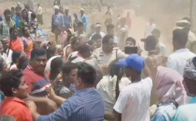 Tribals attack on police chandrayapalem khammam district - Sakshi
