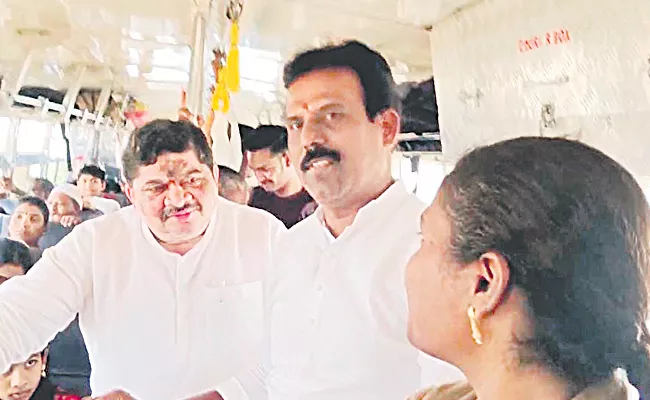 Minister Ponnam travel by RTC bus - Sakshi