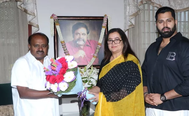 Kumaraswamy seeks Sumalatha support in Mandya - Sakshi