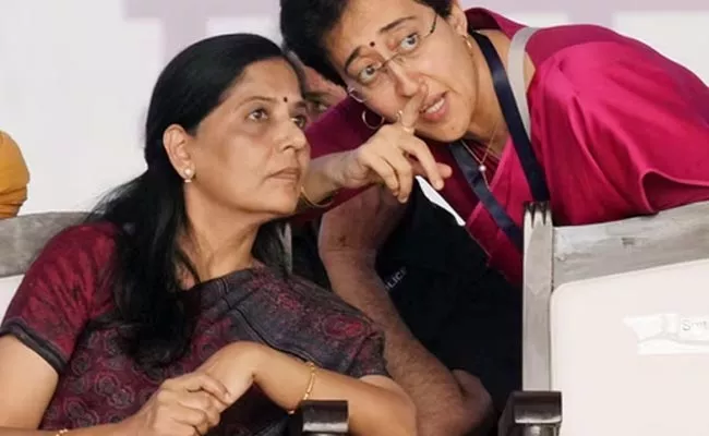 Sunita Kejriwal makes dictatorship claim kejriwal ED Custody Extended - Sakshi