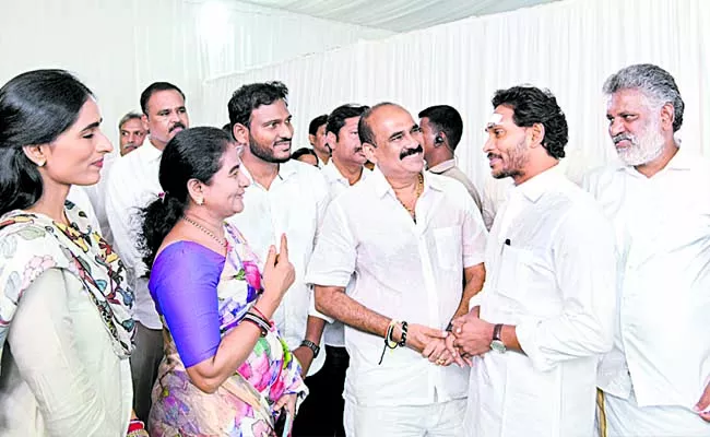 YSRCP ledars is learning about health condition of YS Jagan - Sakshi