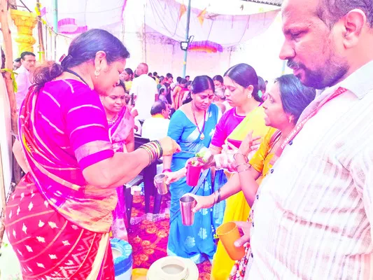ఖిల్లా రామాలయంలో మజ్జిగ పంపిణీ  - Sakshi