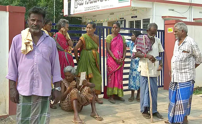 Pensions Distribution At Village Secretarias In AP Live Updates - Sakshi