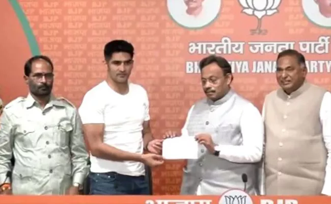 Boxer Vijender Singh join From Congress To BJP - Sakshi