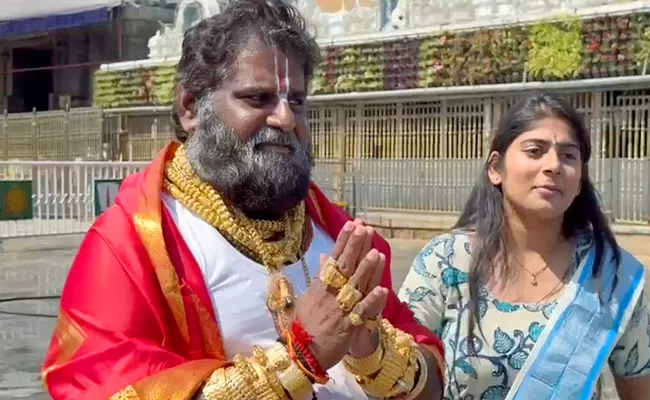 Devotees Were Shocked By The Gold Man In Tirumala - Sakshi