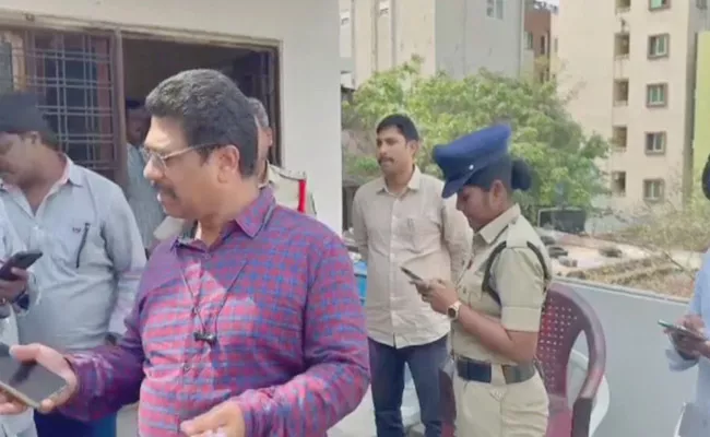 ACB Raids At Madhapur Police Station, SI Caught Red-Handed - Sakshi