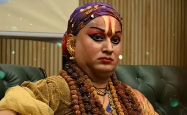 Hemangi Sakhi Ma transgender Gita raconteur taking on PM Modi - Sakshi