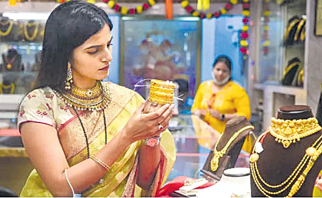 Gold price continues to rise amid growing geopolitical tensions - Sakshi
