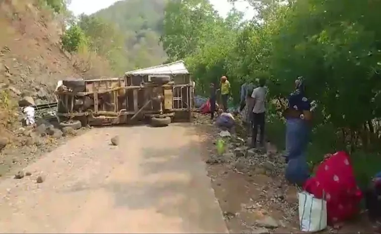 18 killed, four injured as mini goods vehicle plunges into valley in Chhattisgarh