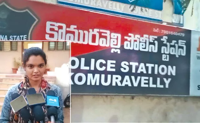   SI Nagaraju Wife  front protests  Komuravelli Police Station