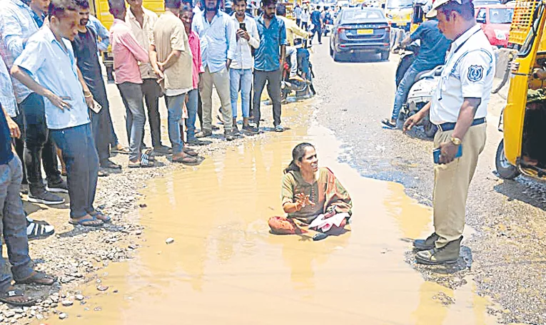 Hyderabad Woman Protest In Pothole Viral