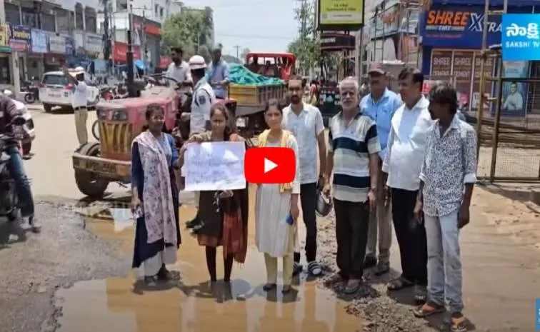 Woman Innovative Protest Against Damaged Roads In Bandlaguda