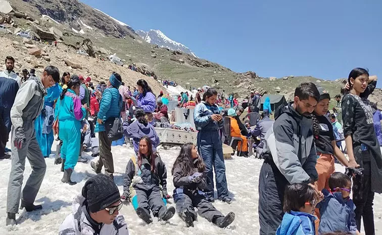 50000 Tourists Reached Manali In Three Days