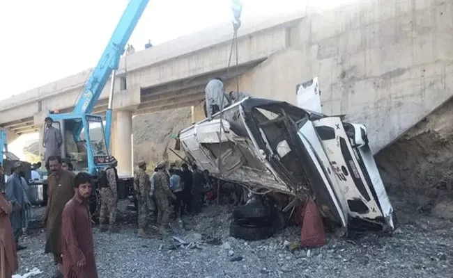 28 people killed as bus plunges into ravine in Pakistan Karachi