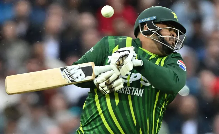 England vs Pakistan, 4th T20I: Mark Wood's Fiery Bouncer Dismisses Azam Khan