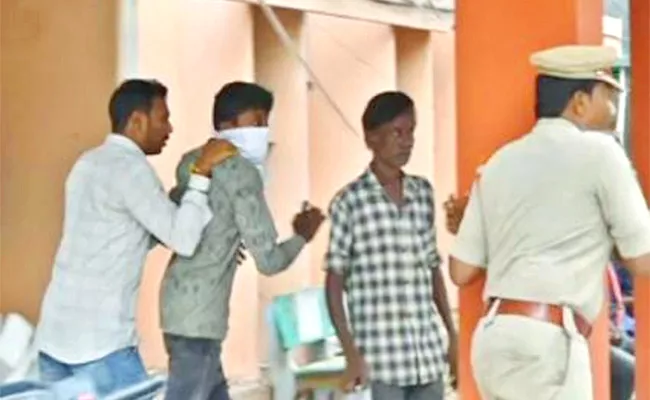Satish Remanded For Police Custody Over CM Jagan Incident - Sakshi