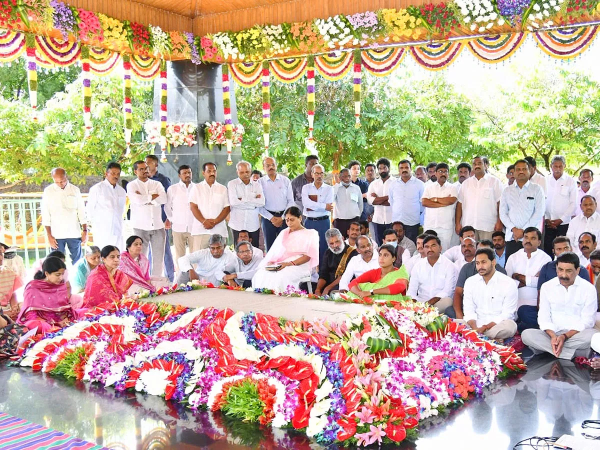 CM YS Jagan Offered Prayers at YSR Ghat Idupulapaya Photos - Sakshi