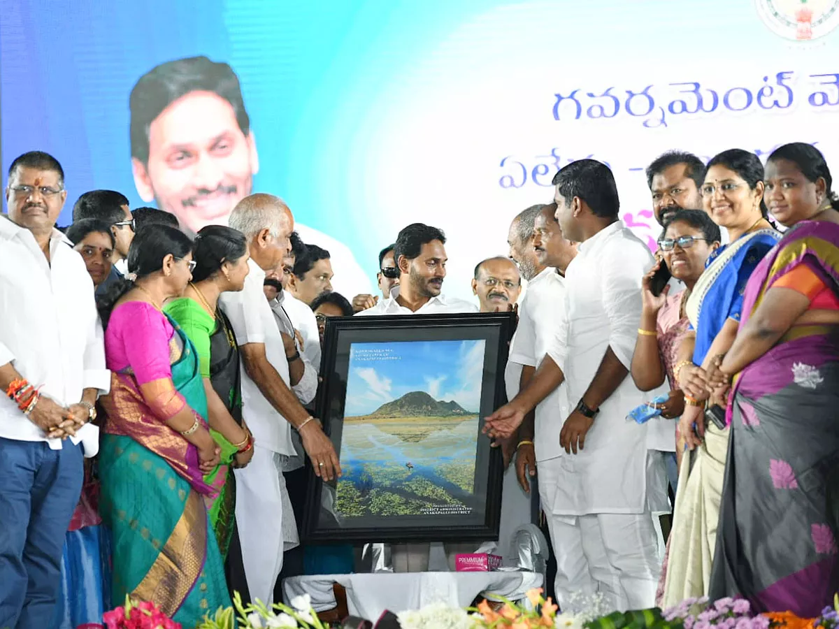 CM YS Jagan Visits Anakapalle And Narsipatnam Tour Photos - Sakshi