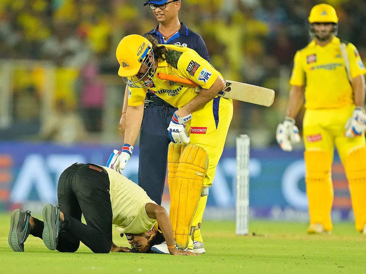 Fan Breaches Security To Meet MS Dhoni, CSK Legend's Reaction Wins Hearts