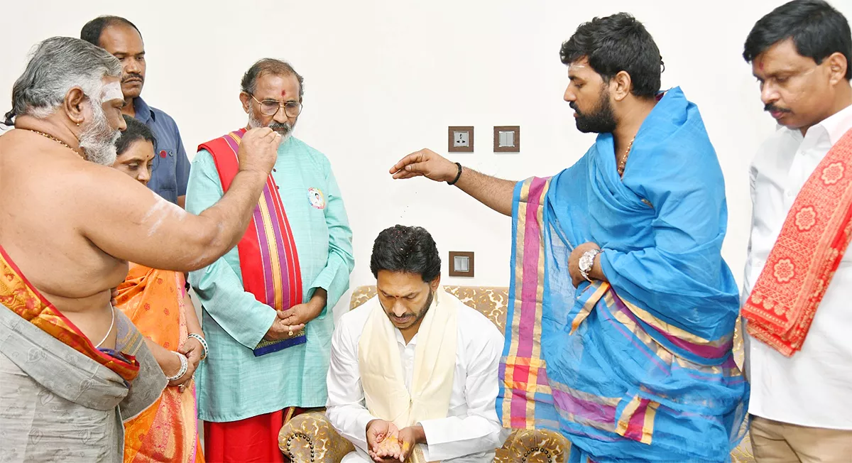 Vedic Scholars Give Blessings To CM Jagan Photos