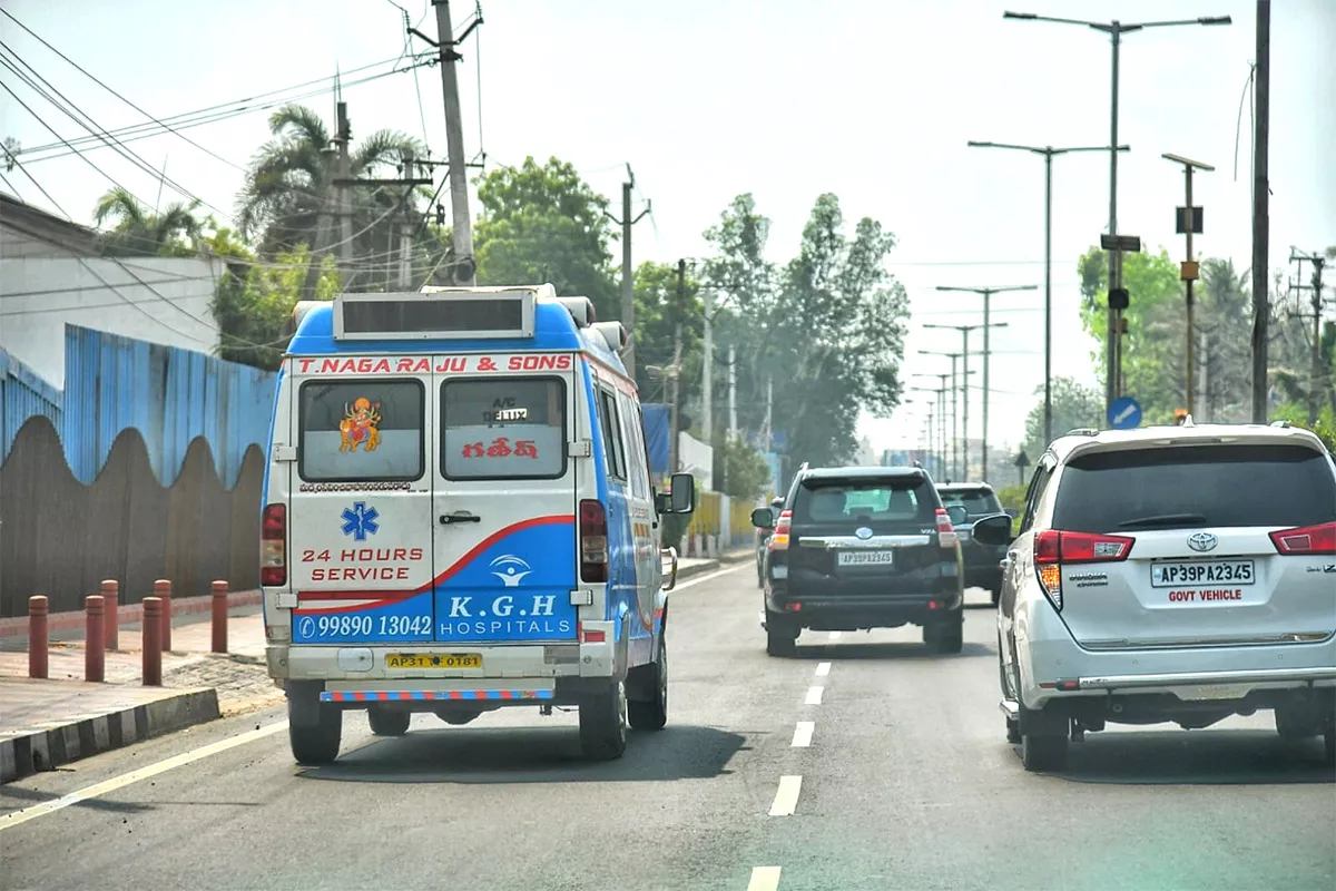 cm jagan convoy gave way to 108 ambulance in tadepalli