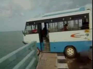 Minibus swing on the bridge in rameswaram