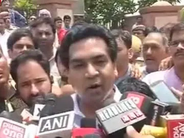 Kapil Mishra alleges that he saw Health minister Satyendra Jain pay Rs 2 crore to Arvind Kejriwal