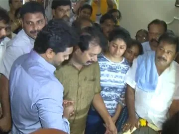 ys jagan mohan reddy consoles narayana reddy family members