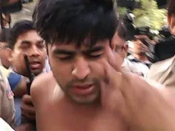 man who tried to attack kapil mishra thrashed by supporters