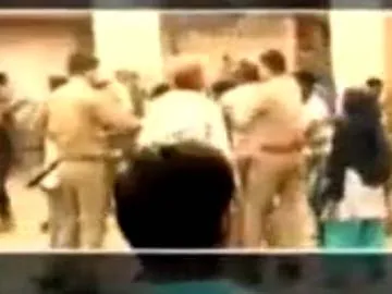 Railway Policeman and UP Police beat each other