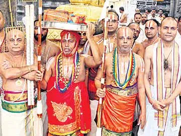 Silk garment offering from Srirangam to Tirumala srivaru