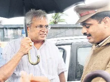 undavalli arun kumar arrested at prakasam barrage