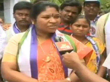 YSRCP MLA Giddi Eswari participate in Election Campaign in Nandyal